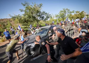 Manifestantes enfrentan policías ante casa del ministro de Justicia