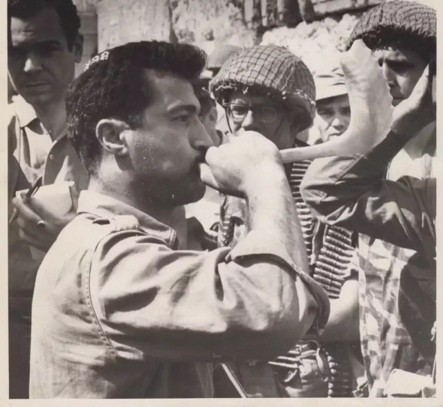 Identifican al soldado de foto con shofar en el Kotel tras 56 años