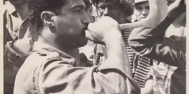 Identifican al soldado de foto con shofar en el Kotel tras 56 años