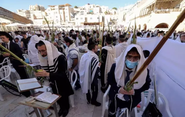 Preparativos para la bendición sacerdotal en el Muro Occidental