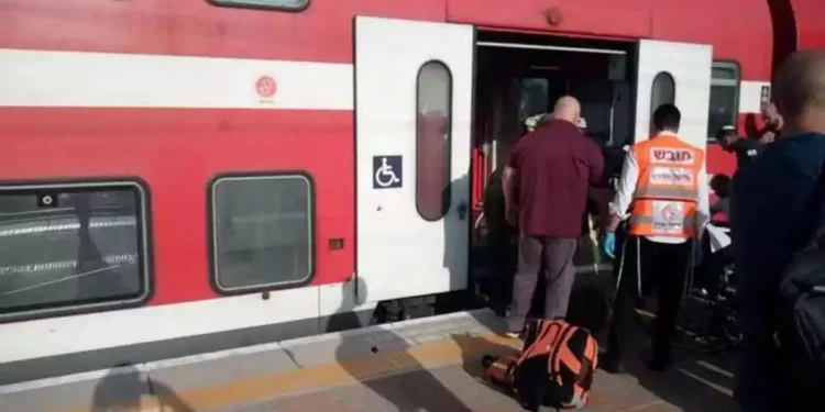 Mujer de 20 años cae a vías de tren y es atropellada en Netanya