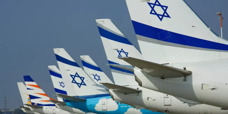 ARCHIVO: Aviones de El Al en la pista del Aeropuerto Internacional Ben Gurion de Israel, el 4 de octubre de 2022. (Moshe Shai/Flash 90)