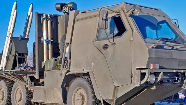 Ucrania ya utiliza Supacat 6×6 británico que dispara AIM-132 AAM