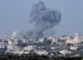 Esta imagen tomada desde Sderot muestra humo sobre el norte de la Franja de Gaza el 19 de octubre de 2023. (Jack Guez/AFP)