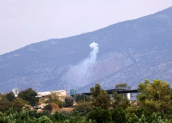 Una imagen tomada cerca de Moshav Kfar Yuval, en el norte de Israel, muestra bombardeos israelíes en el lado libanés de la frontera, el 30 de octubre de 2023. (Jalaa MAREY / AFP)