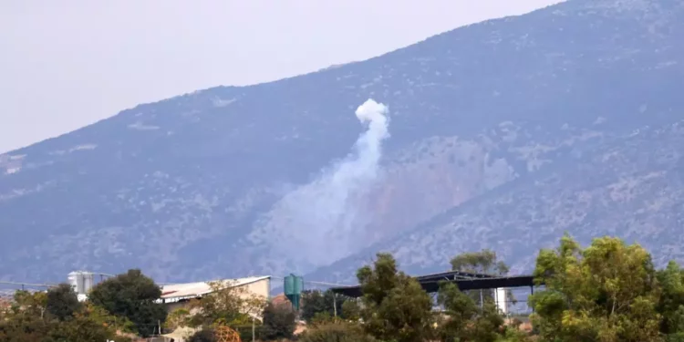 Una imagen tomada cerca de Moshav Kfar Yuval, en el norte de Israel, muestra bombardeos israelíes en el lado libanés de la frontera, el 30 de octubre de 2023. (Jalaa MAREY / AFP)
