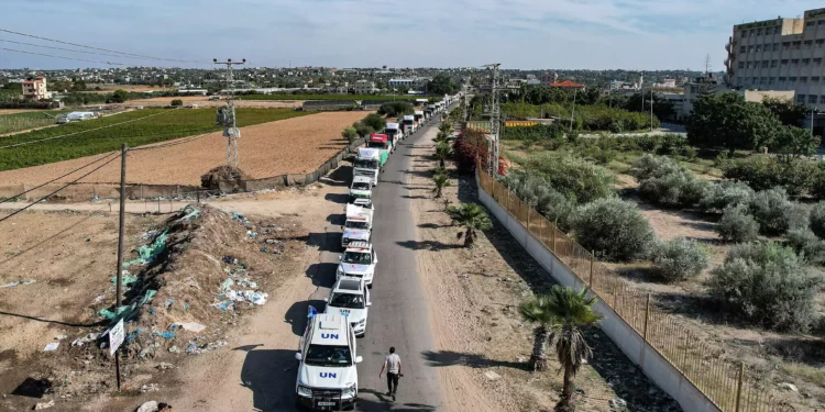 Esta vista aérea muestra camiones de ayuda humanitaria llegando a un almacén en Khan Younis, en el sur de la Franja de Gaza, el 21 de octubre de 2023, tras haber cruzado la frontera de Rafah desde Egipto. (Belal Al Sabbagh/AFP)