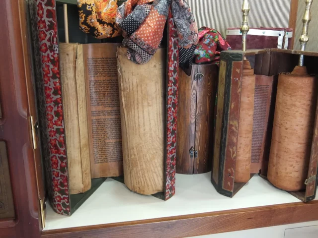 Rollo de la Torá del siglo XVI en la Feria del Libro de Riad