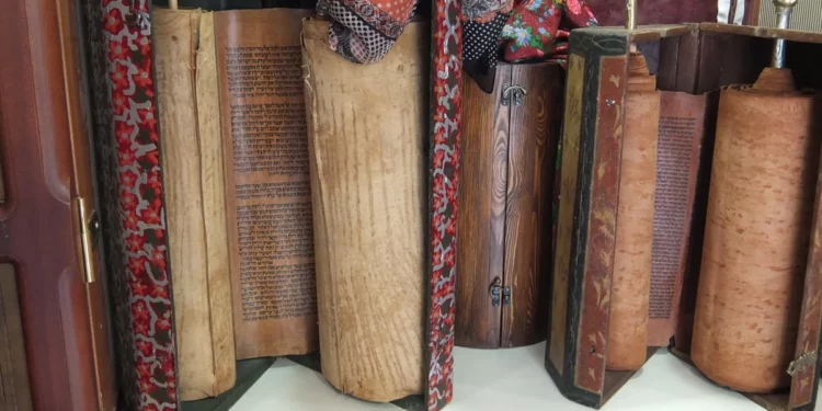 Rollo de la Torá del siglo XVI en la Feria del Libro de Riad