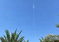 Una estela de humo, aparentemente de un misil de defensa aérea israelí, se ve sobre la zona de Eilat, en el sur de Israel, 31 de octubre de 2023. (Cortesía)