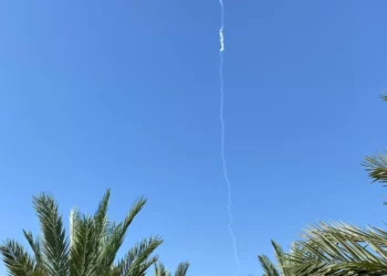 Una estela de humo, aparentemente de un misil de defensa aérea israelí, se ve sobre la zona de Eilat, en el sur de Israel, 31 de octubre de 2023. (Cortesía)