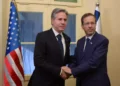 El presidente Isaac Herzog (dcha.) se reúne con el secretario de Estado estadounidense Antony Blinken, 12 de octubre de 2023 (Amos Ben-Gershom/GPO)