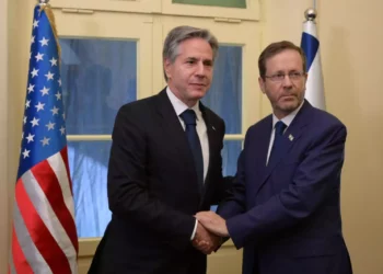 El presidente Isaac Herzog (dcha.) se reúne con el secretario de Estado estadounidense Antony Blinken, 12 de octubre de 2023 (Amos Ben-Gershom/GPO)
