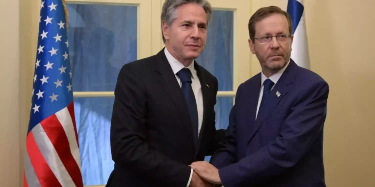 El presidente Isaac Herzog (dcha.) se reúne con el secretario de Estado estadounidense Antony Blinken, 12 de octubre de 2023 (Amos Ben-Gershom/GPO)