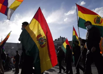 Manifestantes sostienen banderas bolivianas en La Paz, Bolivia, el jueves 12 de enero de 2023. (AP Photo/Juan Karita)