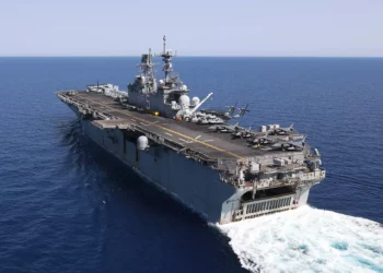 El buque de asalto anfibio USS Bataan viaja a través del mar Rojo, 8 de agosto de 2023. (Mass Communication Specialist 3rd Class Riley Gasdia/US Navy, via AP)