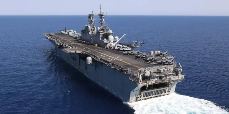 El buque de asalto anfibio USS Bataan viaja a través del mar Rojo, 8 de agosto de 2023. (Mass Communication Specialist 3rd Class Riley Gasdia/US Navy, via AP)