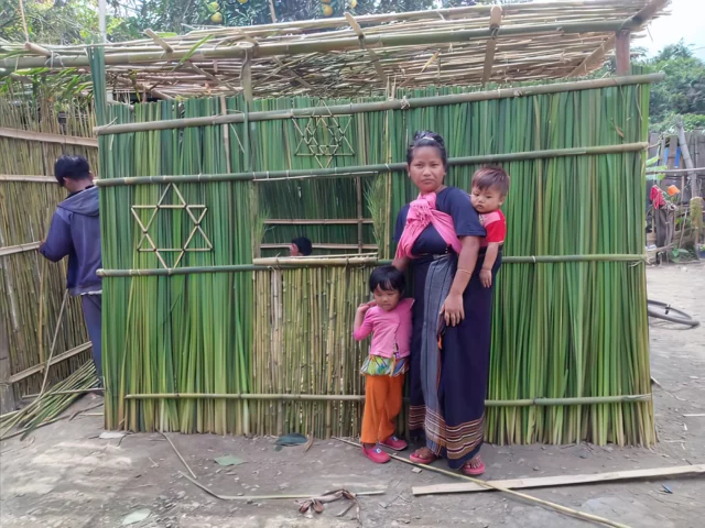 Los Bnei Menashe en la India construyen sucot