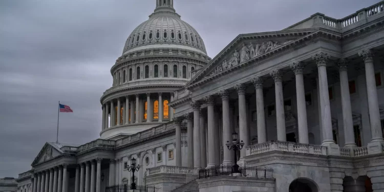 El lado del Senado del Capitolio se ve en Washington, jueves 22 de diciembre de 2022, mientras los legisladores se apresuran a completar la aprobación de un proyecto de ley para financiar el gobierno. (AP/J. Scott Applewhite)