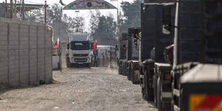 Un convoy de camiones que transportan ayuda humanitaria entra en la Franja de Gaza desde Egipto a través del paso fronterizo de Rafah el 21 de octubre de 2023. (Eyad Baba/AFP)