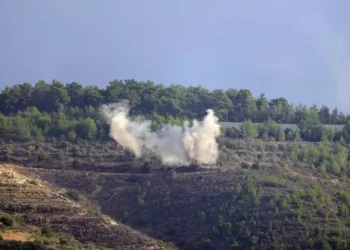 Se levanta humo tras un bombardeo en Bustan, un pueblo libanés fronterizo con Israel, sur del Líbano, 19 de octubre de 2023. (AP Photo/Hassan Ammar)