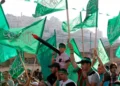 Palestinos sostienen banderas de Hamás y corean consignas durante una celebración organizada por Hamás en la ciudad cisjordana de Nablus, el viernes 29 de agosto de 2014 (AP/Nasser Ishtayeh)