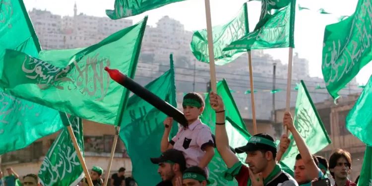 Palestinos sostienen banderas de Hamás y corean consignas durante una celebración organizada por Hamás en la ciudad cisjordana de Nablus, el viernes 29 de agosto de 2014 (AP/Nasser Ishtayeh)