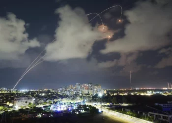 El sistema de defensa antiaérea Cúpula de Hierro dispara para interceptar un cohete lanzado desde la Franja de Gaza, en Ashkelon, 19 de octubre de 2023. (AP Photo/Tsafrir Abayov)