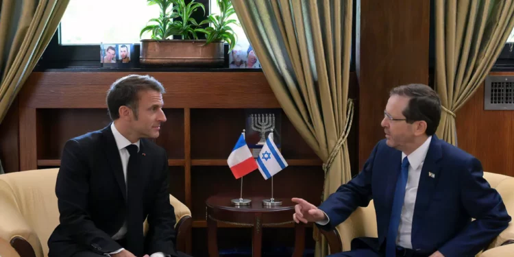 Macron dice a Herzog que la prioridad es liberación de los rehenes