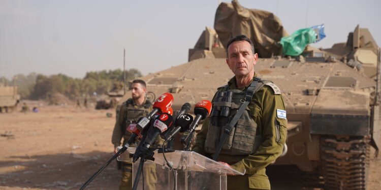 El Jefe de Estado Mayor de las FDI, Teniente General Herzi Halevi, en una sesión informativa el 24 de octubre de 2023. (Emanuel Fabian/ Times of Israel)
