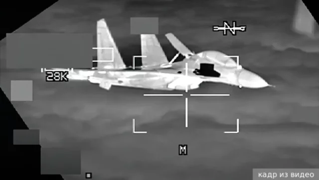 J-11 chino realiza maniobra riesgosa cerca de B-52 de EE. UU.