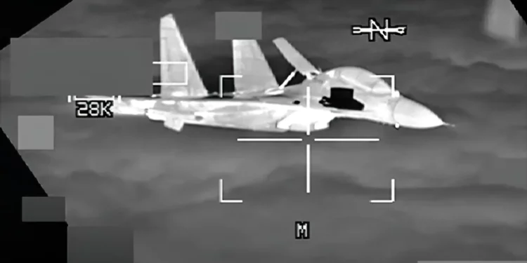Caza chino J-11 realiza maniobra riesgosa cerca de B-52 de EE. UU.