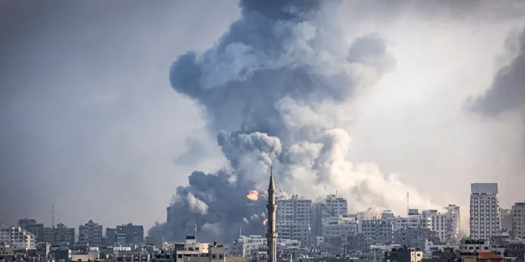 Ataque israelí a edificio en Gaza mata a 45