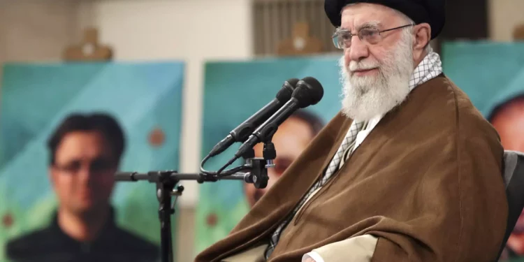 Jamenei acusa a EE. UU. de “dirigir” bombardeos en Gaza