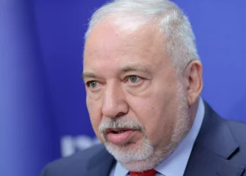 El líder del partido Israel Beytenu, Avigdor Liberman, celebra una reunión de su facción en la Knesset el 16 de octubre de 2023. (Noam Revkin Fenton/FLASH90)