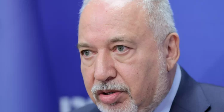 El líder del partido Israel Beytenu, Avigdor Liberman, celebra una reunión de su facción en la Knesset el 16 de octubre de 2023. (Noam Revkin Fenton/FLASH90)