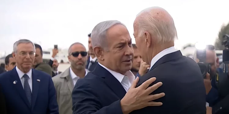 Biden abraza a Netanyahu y Herzog en el inicio de su visita