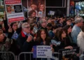 Miembros de la comunidad judía y partidarios de Israel asisten a una concentración para pedir la liberación de los rehenes retenidos por el grupo terrorista Hamás, que gobierna en Gaza, en Times Square, Nueva York, el 19 de octubre de 2023. (Ed Jones/AFP)