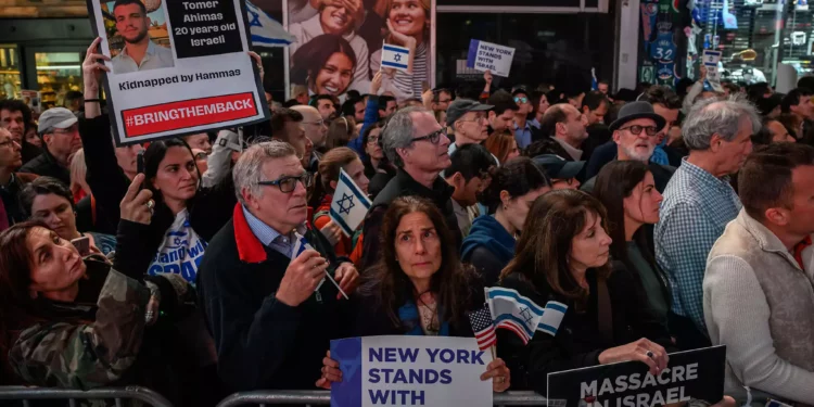 Miembros de la comunidad judía y partidarios de Israel asisten a una concentración para pedir la liberación de los rehenes retenidos por el grupo terrorista Hamás, que gobierna en Gaza, en Times Square, Nueva York, el 19 de octubre de 2023. (Ed Jones/AFP)