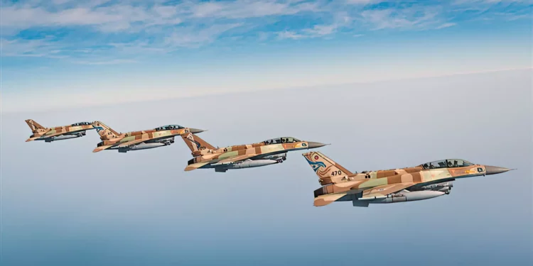 Aviones de combate israelíes, cargados con misiles, en formación. Foto: Portavoz de las FDI