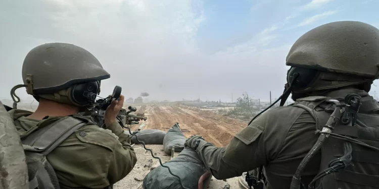 Las Fuerzas de Defensa de Israel afirman que las operaciones terrestres continuaron en el norte de la Franja de Gaza durante la noche.