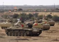 Tanques egipcios desplegados cerca del paso fronterizo de Rafah, en el norte de Egipto, con Gaza, el 31 de octubre de 2023. (Khaled Desouki/AFP)