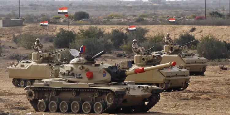 Tanques egipcios desplegados cerca del paso fronterizo de Rafah, en el norte de Egipto, con Gaza, el 31 de octubre de 2023. (Khaled Desouki/AFP)