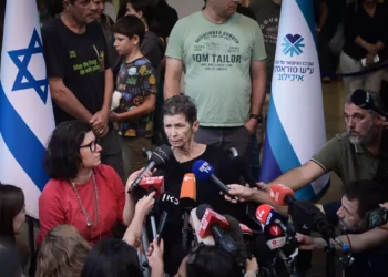 La rehén israelí liberada Yocheved Lifshitz habla con la prensa en el hospital Ichilov de Tel Aviv el 24 de octubre de 2023 (Foto de Avshalom Sassoni/Flash90)