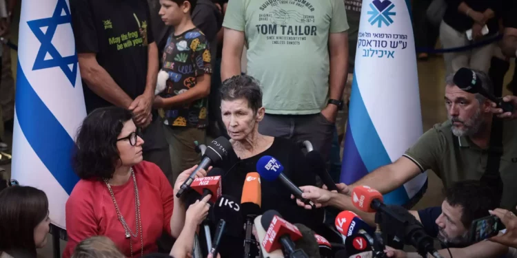La rehén israelí liberada Yocheved Lifshitz habla con la prensa en el hospital Ichilov de Tel Aviv el 24 de octubre de 2023 (Foto de Avshalom Sassoni/Flash90)