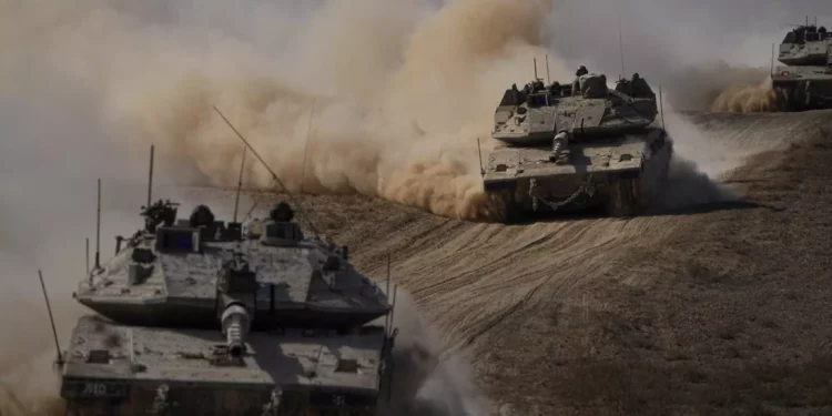 Los tanques israelíes se dirigen hacia la frontera de la Franja de Gaza en el sur de Israel el viernes 13 de octubre de 2023. (Foto AP/Ariel Schalit)