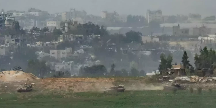 Tanques israelíes a las afueras de la ciudad de Gaza