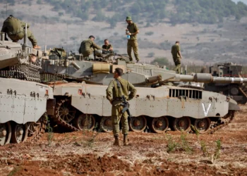 Soldados israelíes a bordo de tanques Merkava cerca de la frontera con Líbano, en la región de la Alta Galilea, en el norte de Israel, el 24 de octubre de 2023(Foto de Jalaa MAREY / AFP)