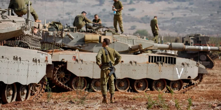 Soldados israelíes a bordo de tanques Merkava cerca de la frontera con Líbano, en la región de la Alta Galilea, en el norte de Israel, el 24 de octubre de 2023(Foto de Jalaa MAREY / AFP)