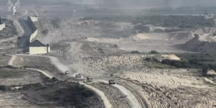 Una imagen de vídeo difundida por las FDI muestra tanques israelíes en la Franja de Gaza el 28 de octubre de 2023. (Captura de pantalla: Las FDI)